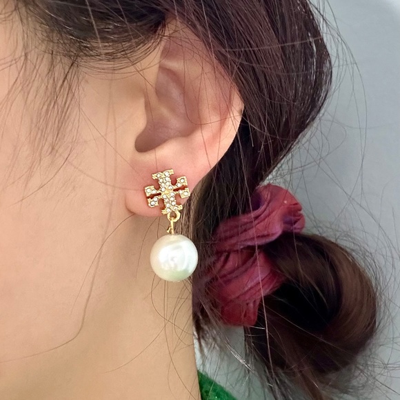 Authentic Tory Burch Classic Logo Pearl Earrings 80% off - Picture 9 of 10
